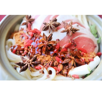 【高知・香川お取り寄せ】しゃぶ亭まる　オリーブ豚薬膳火鍋２人前