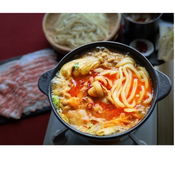 【高知・香川お取り寄せ】しゃぶ亭まる　オリーブ豚旨辛チゲ鍋２人前